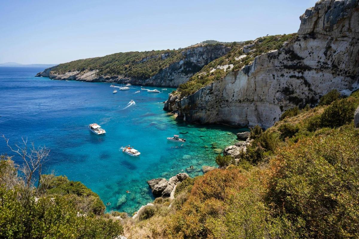 μια ομάδα σκαφών σε ένα υδάτινο σώμα