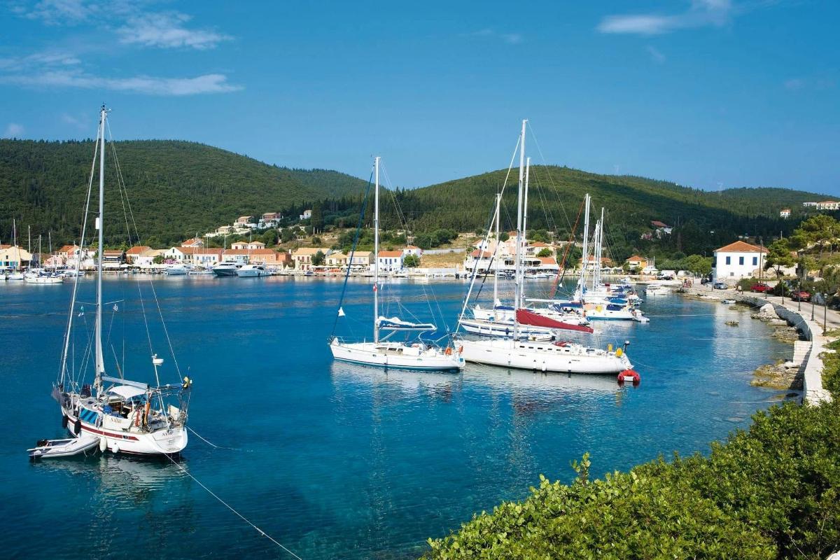 a group of boats are docked in a harbor