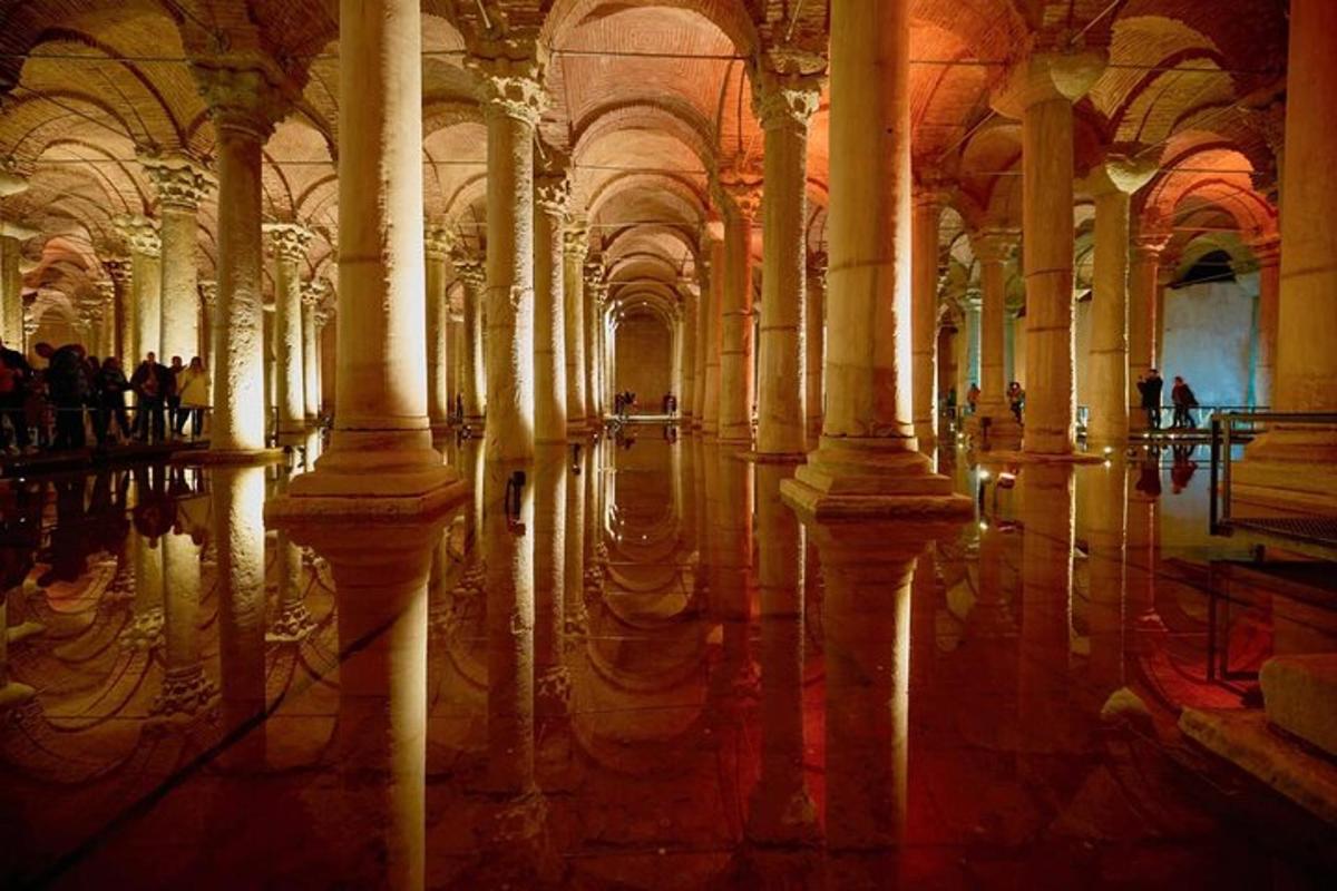 een grote kamer met kolommen en water in een gebouw