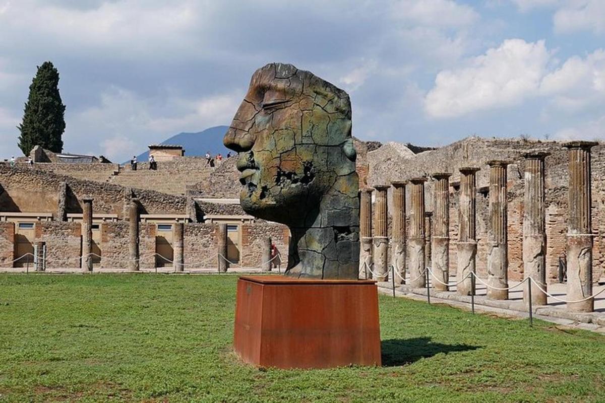 una statua di una testa davanti a un edificio