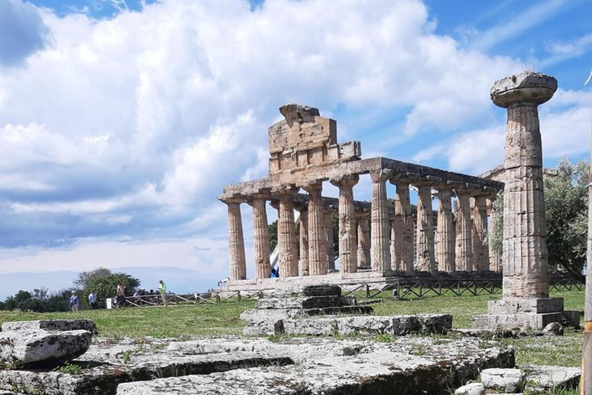 柱とポールのある古代の建物