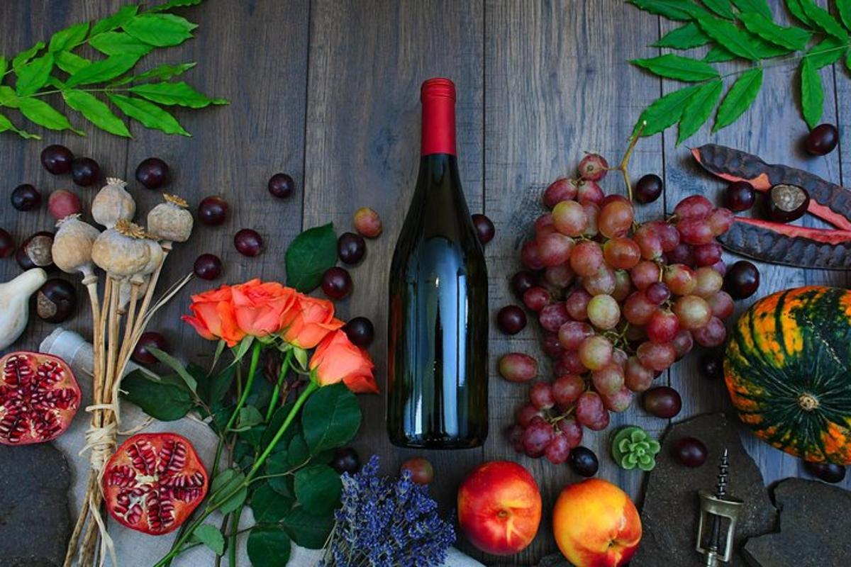 eine Flasche Wein auf einem Tisch mit Obst und Gemüse