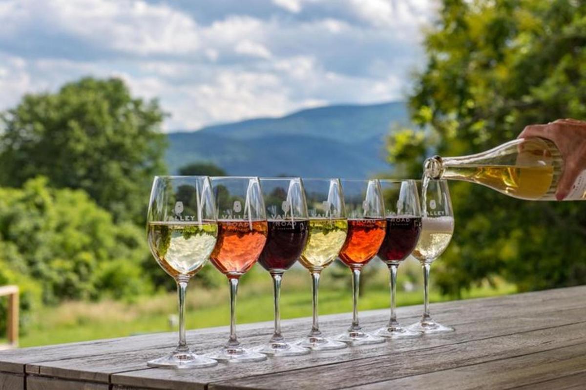 um grupo de taças de vinho sobre uma mesa com uma garrafa