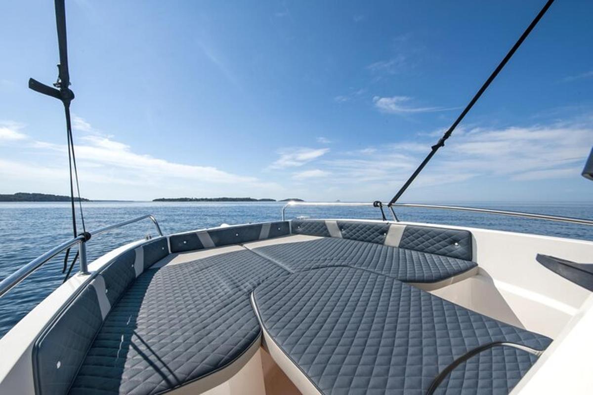 um barco com uma plataforma na água
