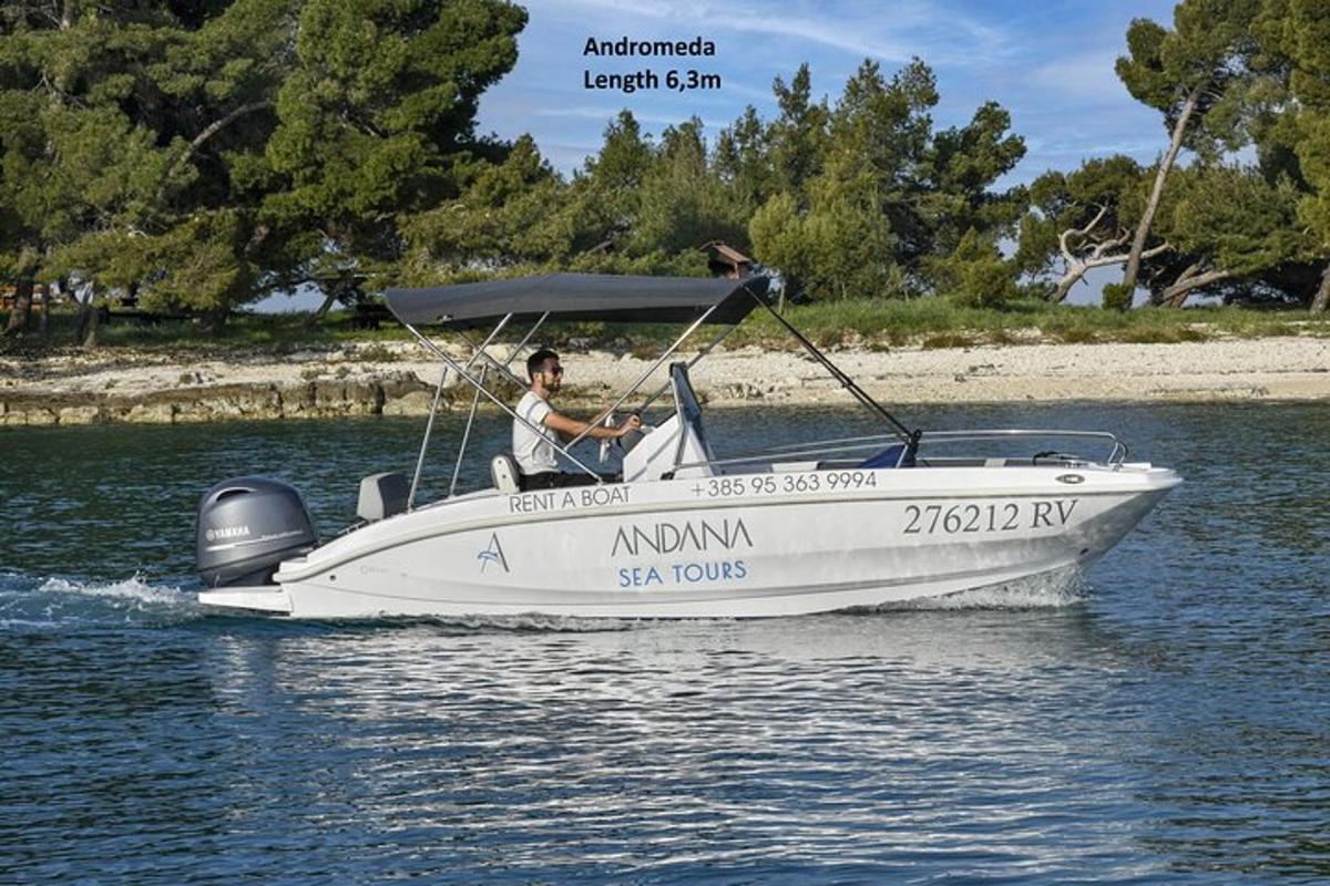 um homem em um barco branco na água