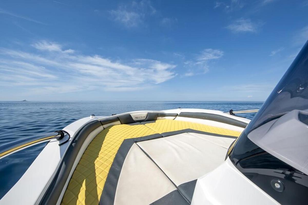 um barco no meio da água
