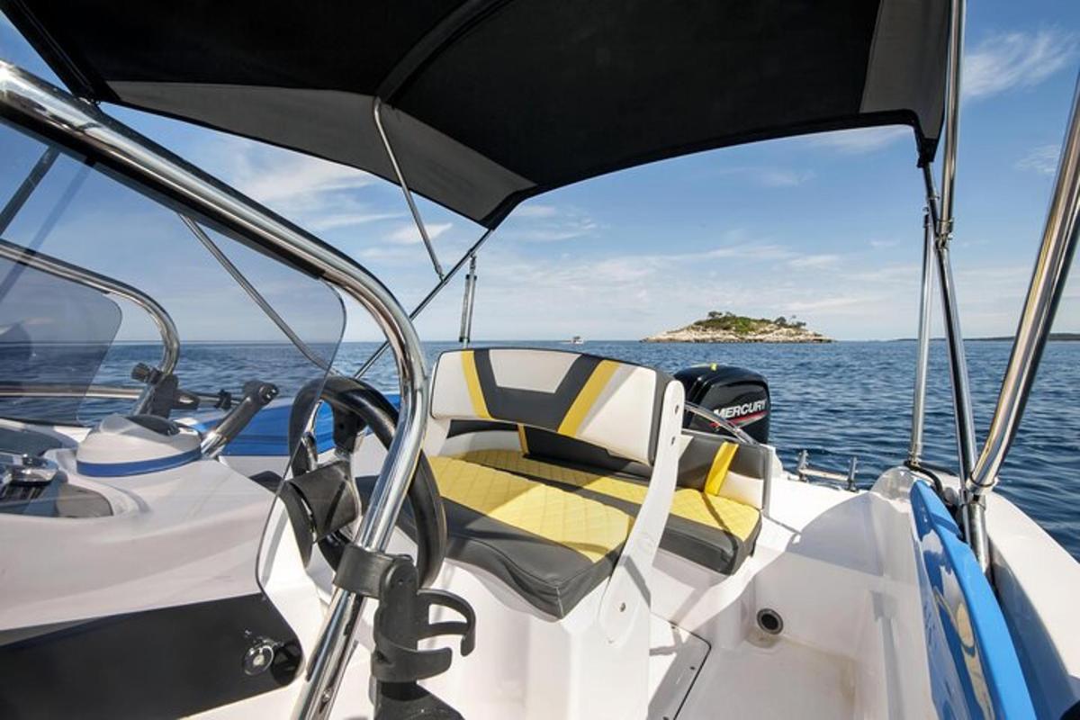 um barco na água com um painel