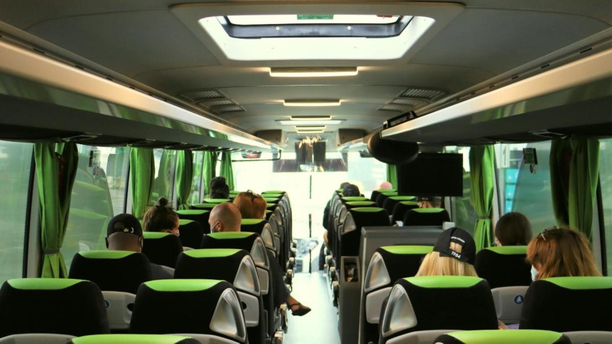 un grupo de personas sentadas en un autobús