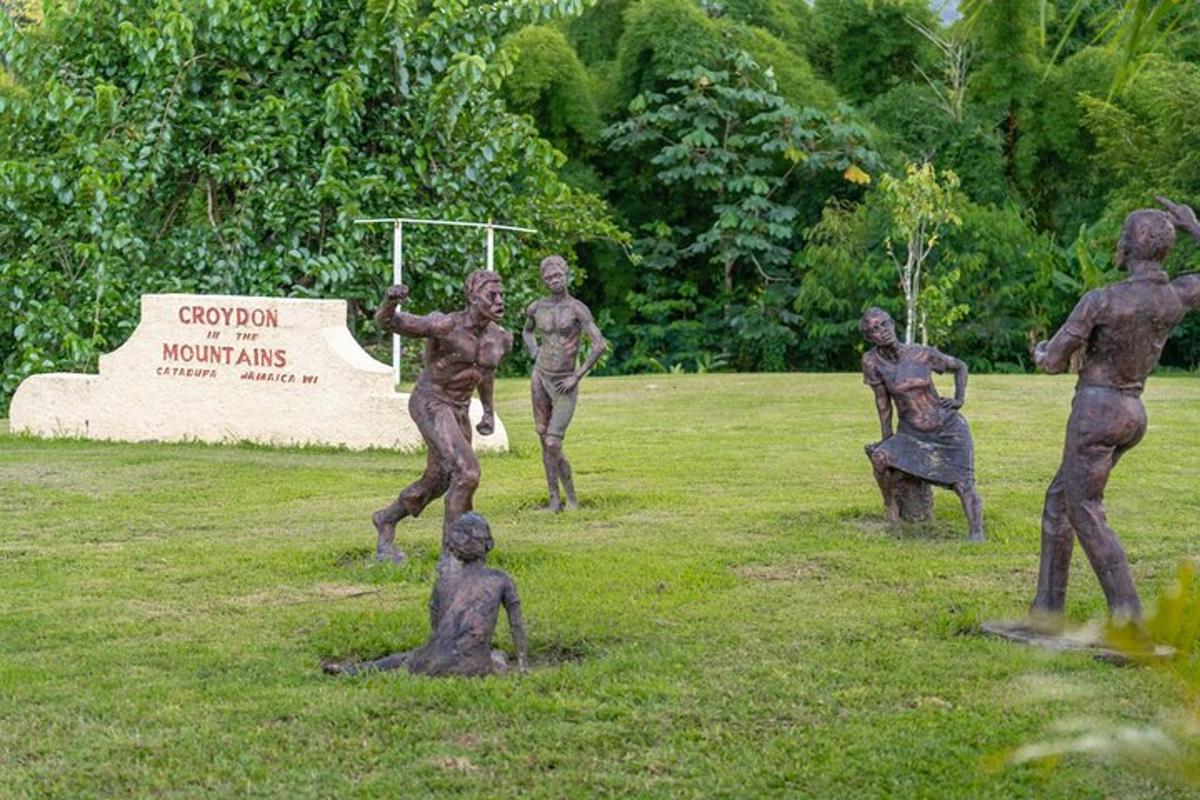 una statua di uomini che giocano a frisbee