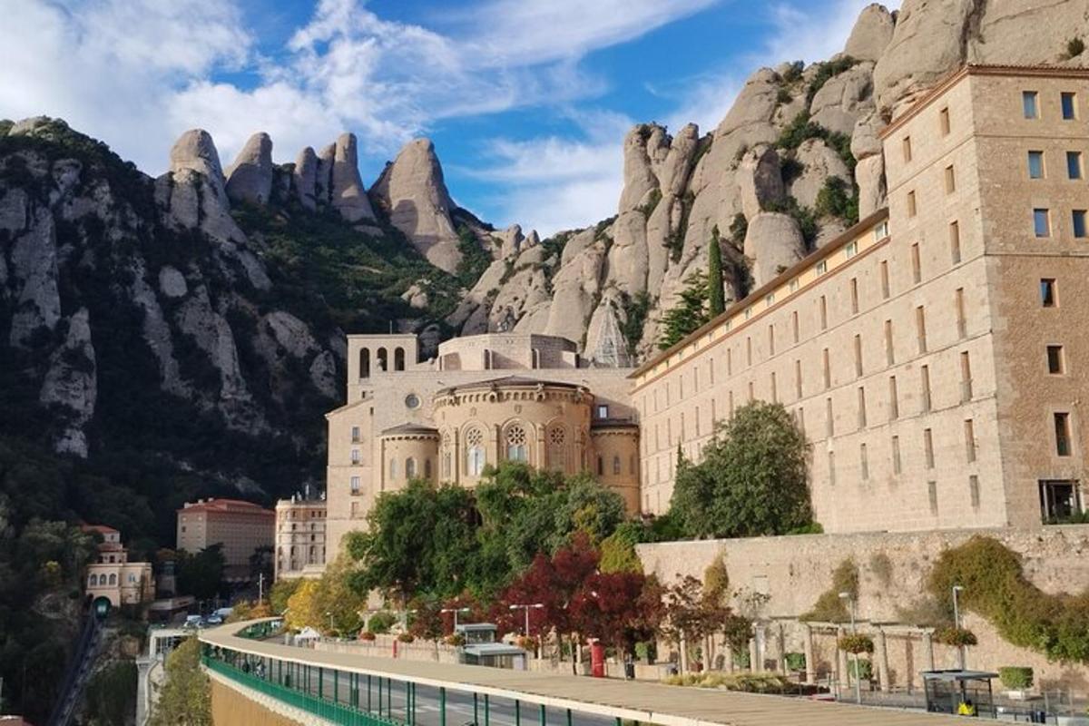 ένα κτίριο μπροστά σε ένα βουνό δίπλα σε έναν δρόμο
