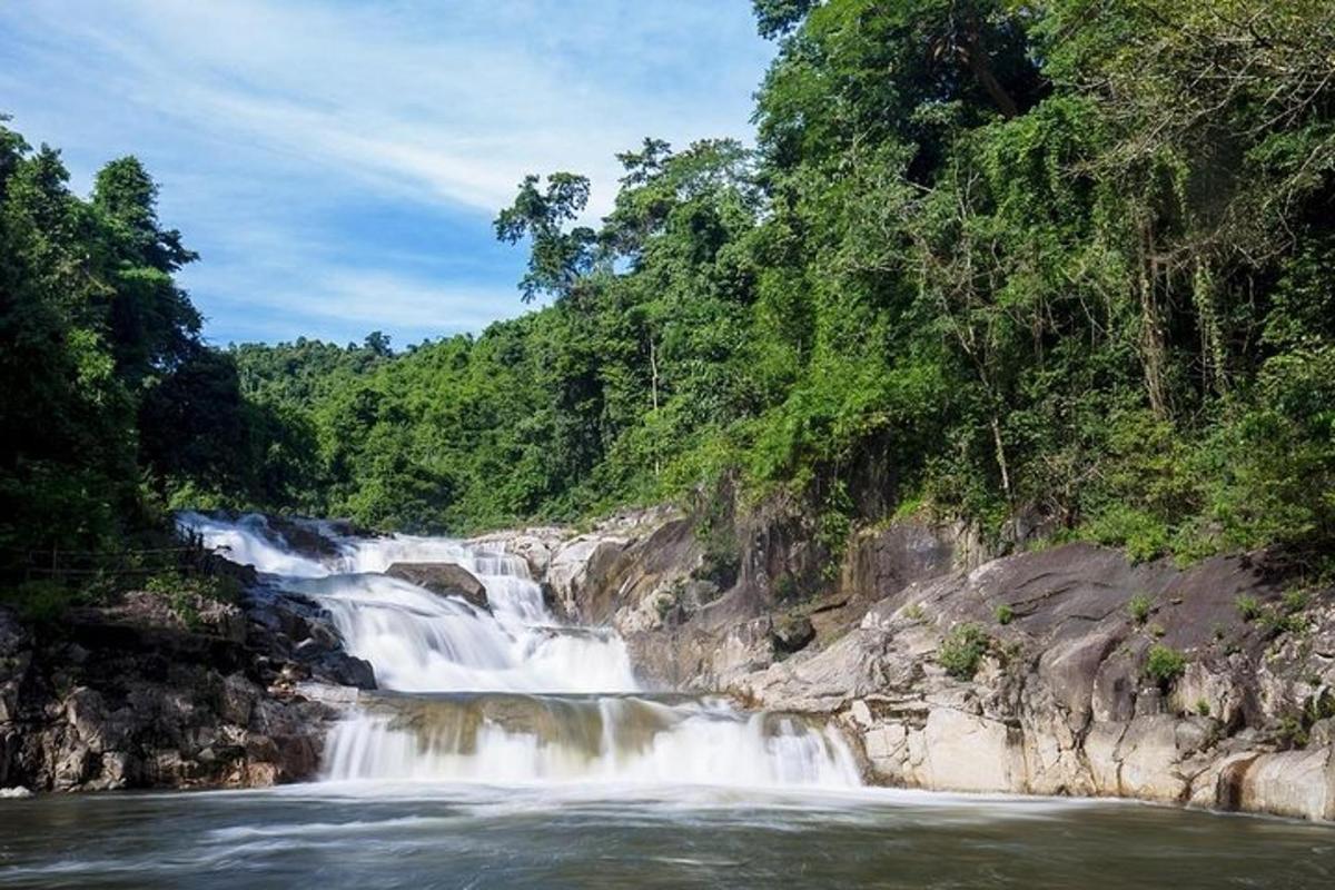 air terjun di tengah sungai