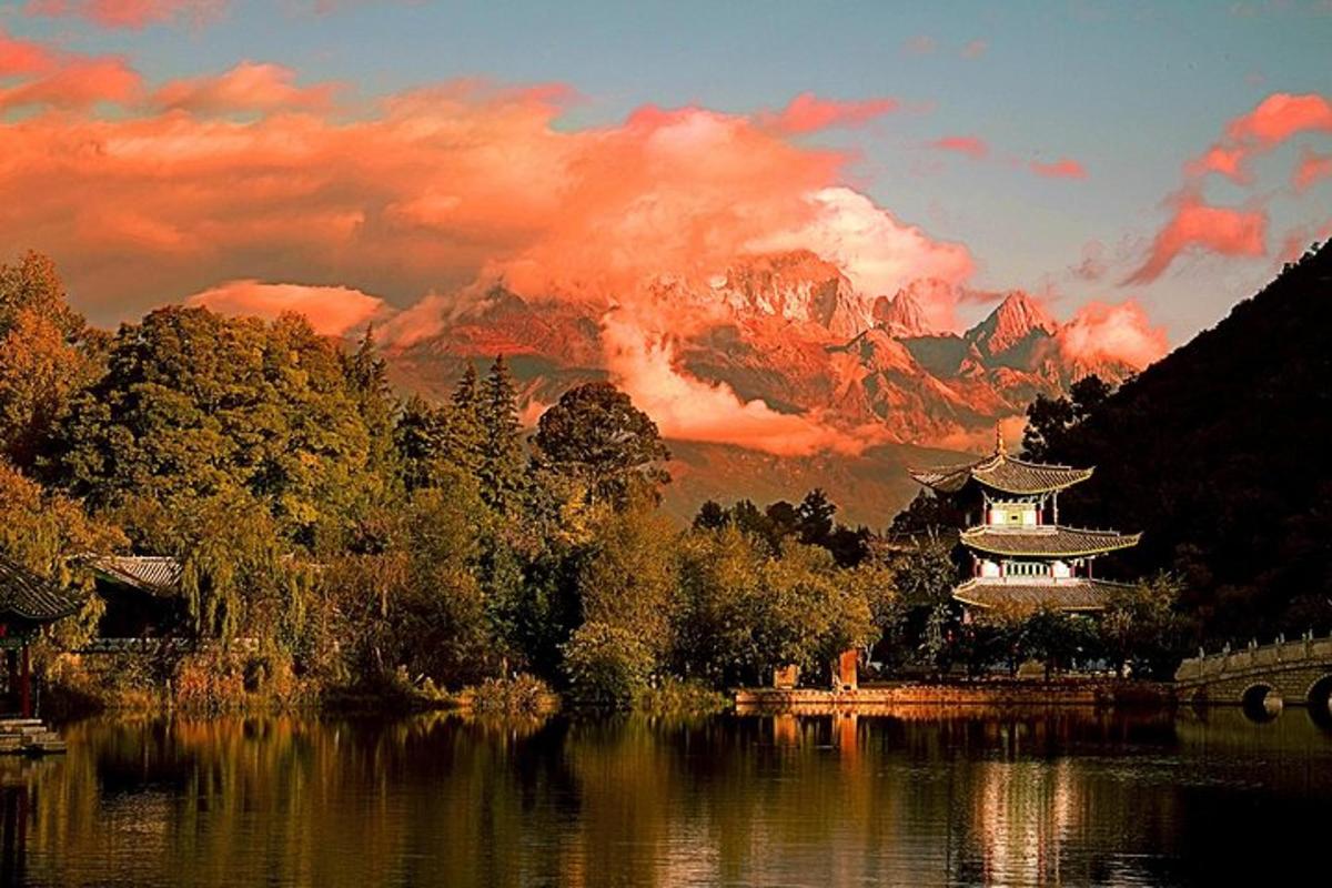 o clădire în mijlocul unui lac cu un munte