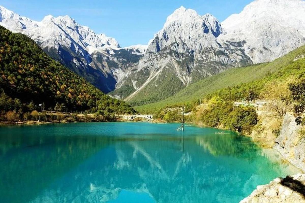 modro jezero s zasneženimi gorami v ozadju