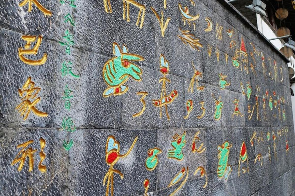 un muro con un dipinto e una scritta sopra