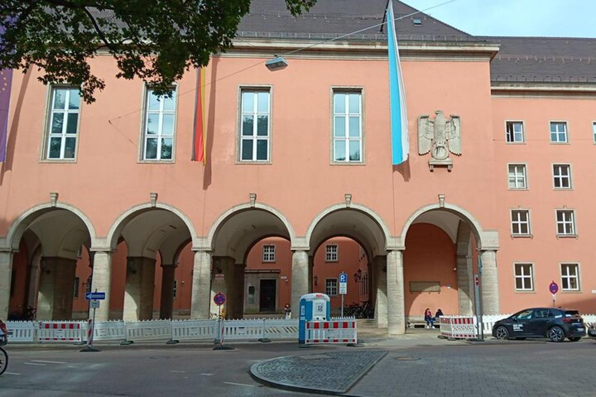 velká růžová budova s vlajkou před ní
