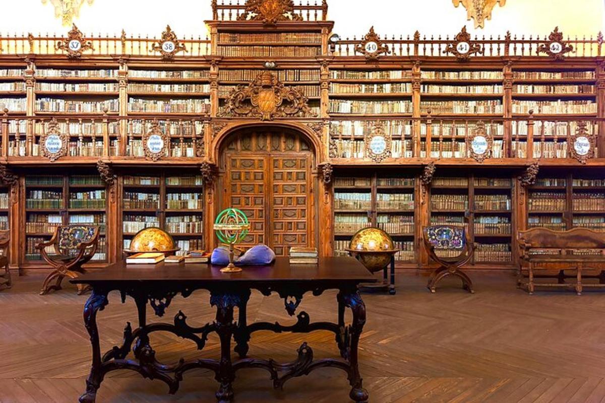 Una gran biblioteca con una mesa en el medio.
