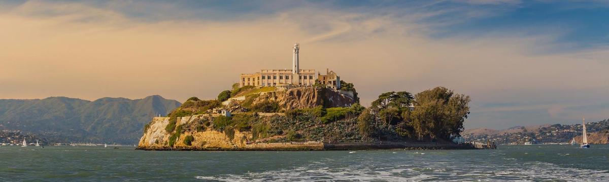 una casa en una illa a l'aigua