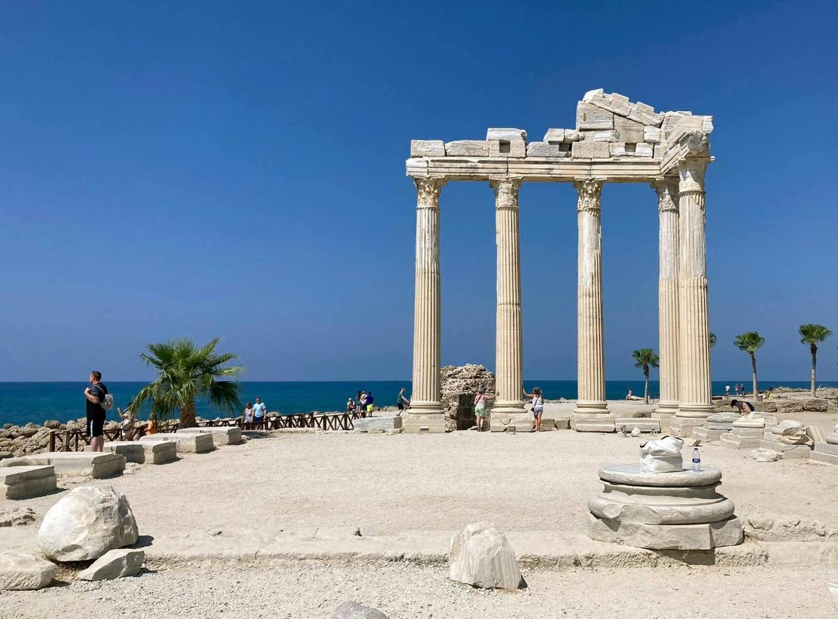 Ένα μνημείο στην παραλία με ανθρώπους μπροστά στον ωκεανό