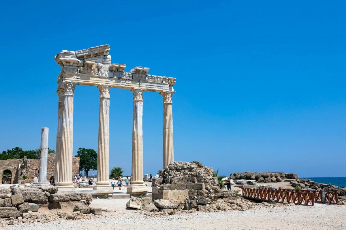 iidne tempel sammastega ookeani ees