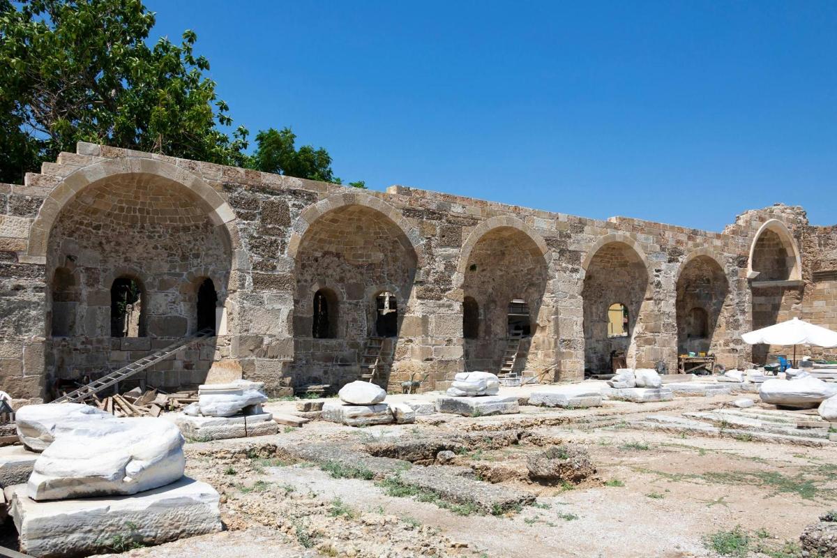 ένα παλιό πέτρινο κτίριο με καμάρες και βράχους