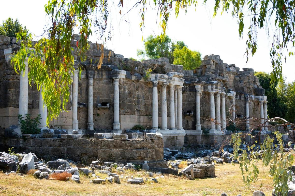 ένας ναός στα ερείπια μιας πόλης