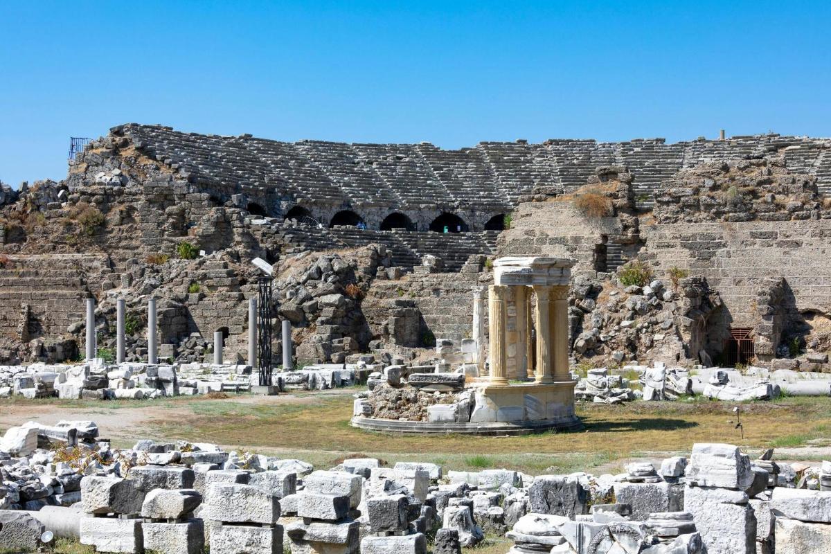 ένα αμφιθέατρο με μια κολόνα μπροστά του