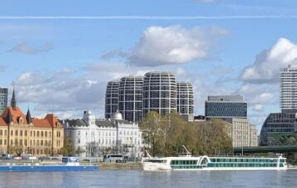 Una vista de una ciudad con un río y edificios.