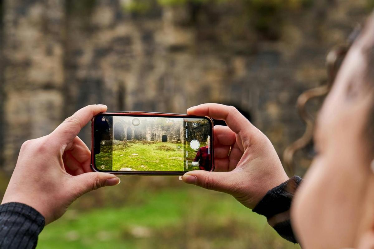 o persoană care face o fotografie cu un telefon mobil