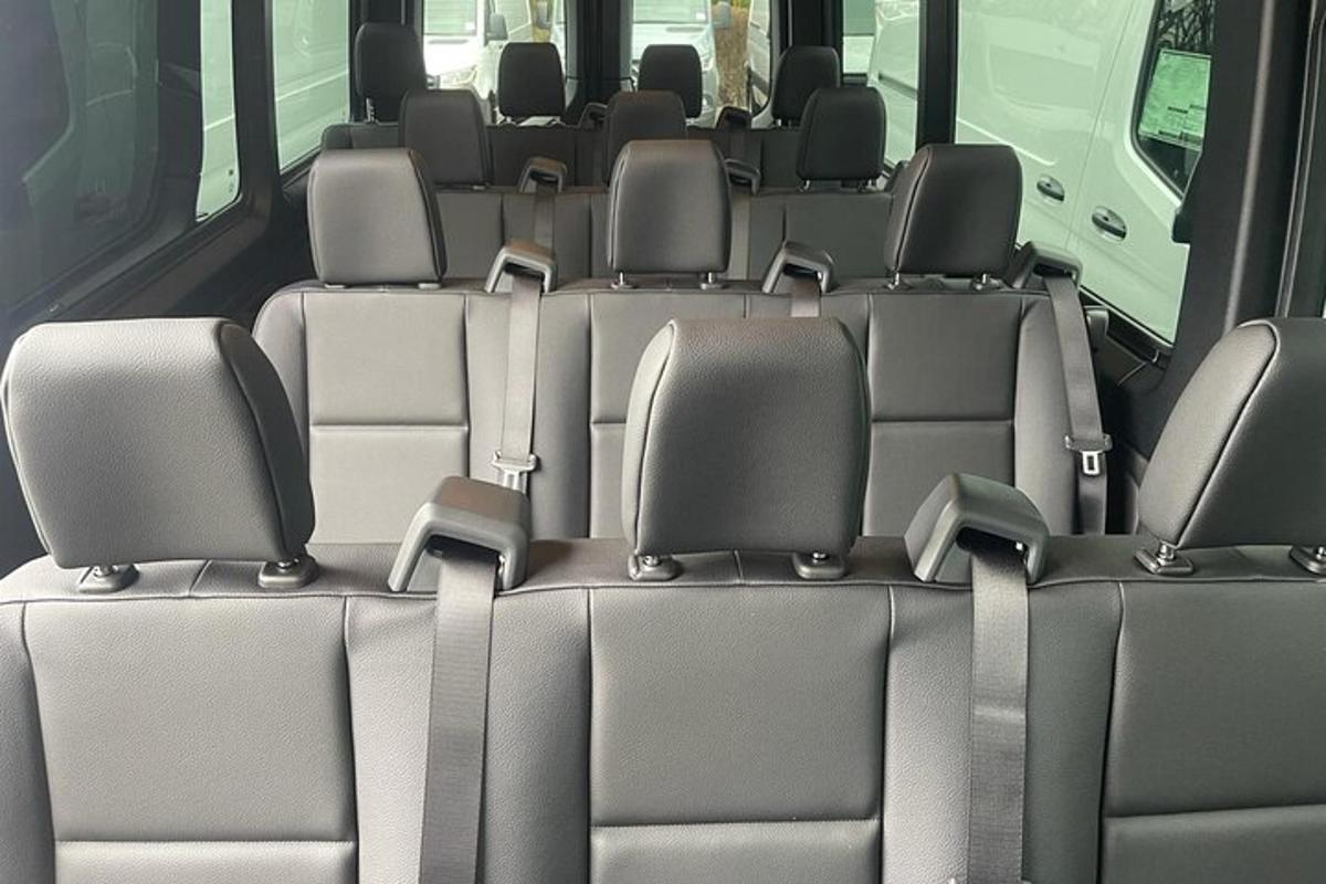 una vista de los asientos traseros de una camioneta