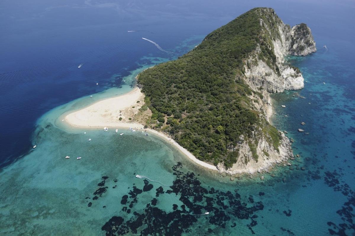 una vista aerea di un'isola nell'oceano