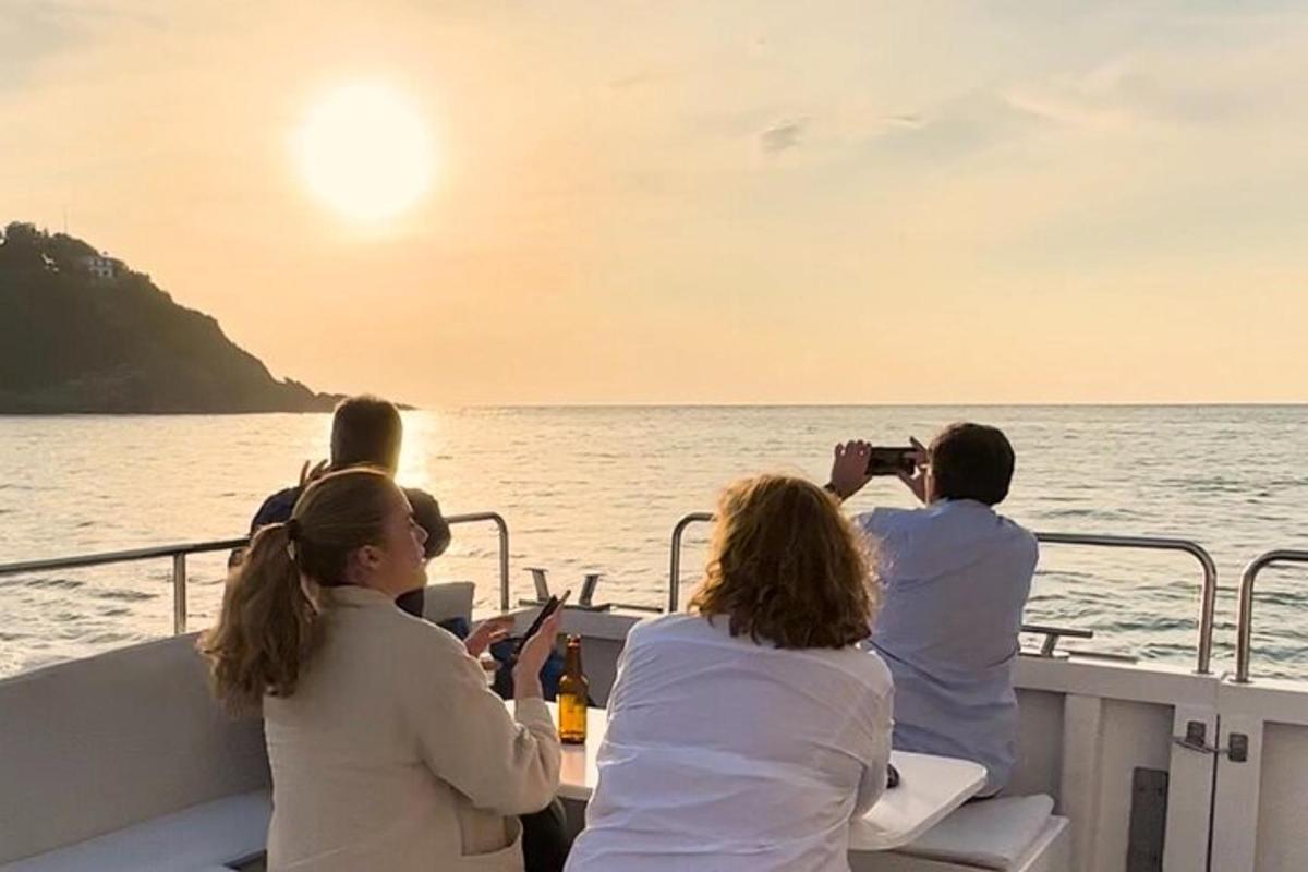 eine Gruppe von Menschen auf einem Boot im Meer