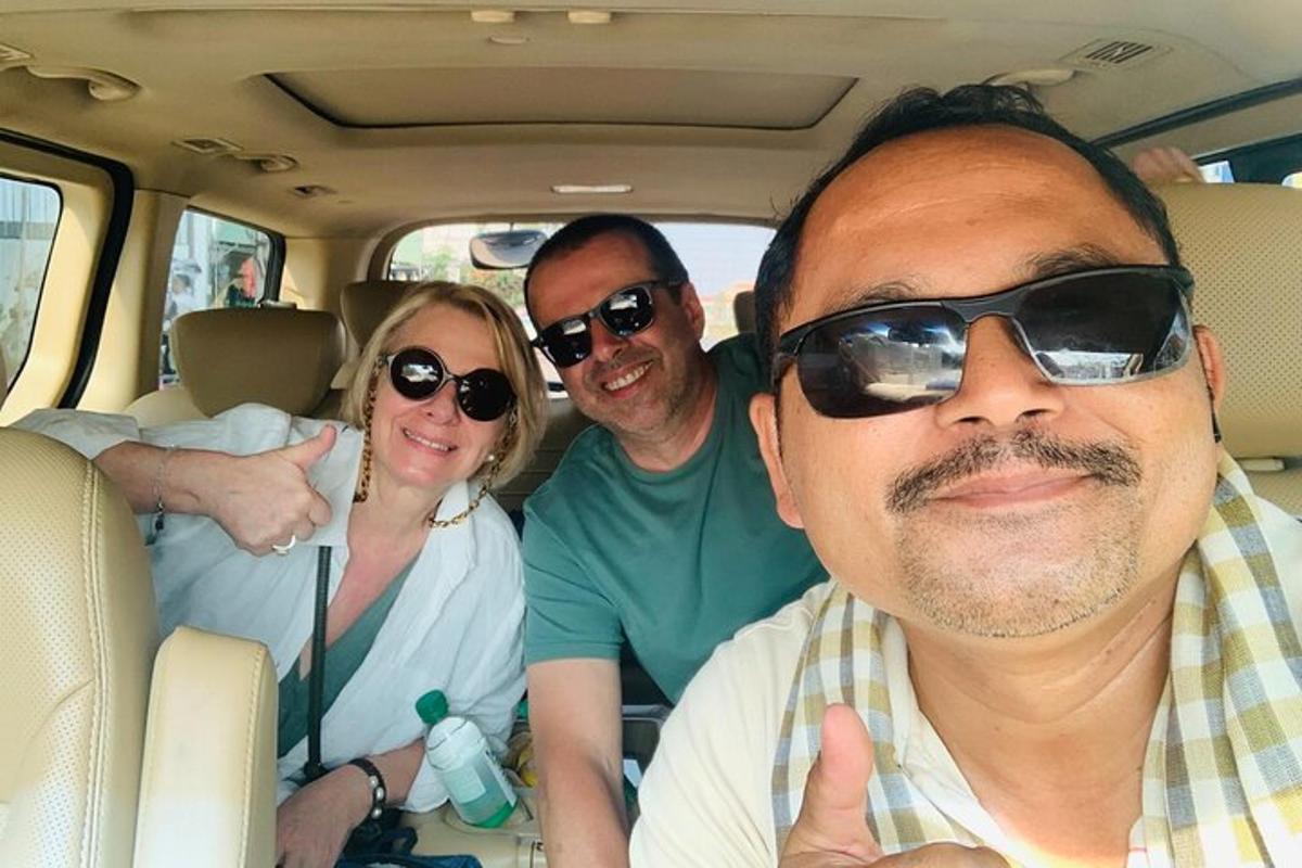 um grupo de pessoas sentadas no banco de trás de um carro