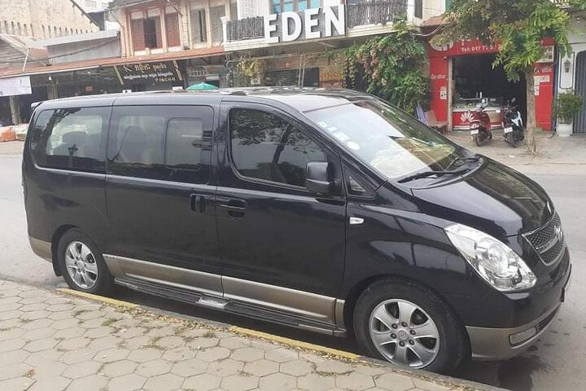 czarny van zaparkowany na poboczu ulicy