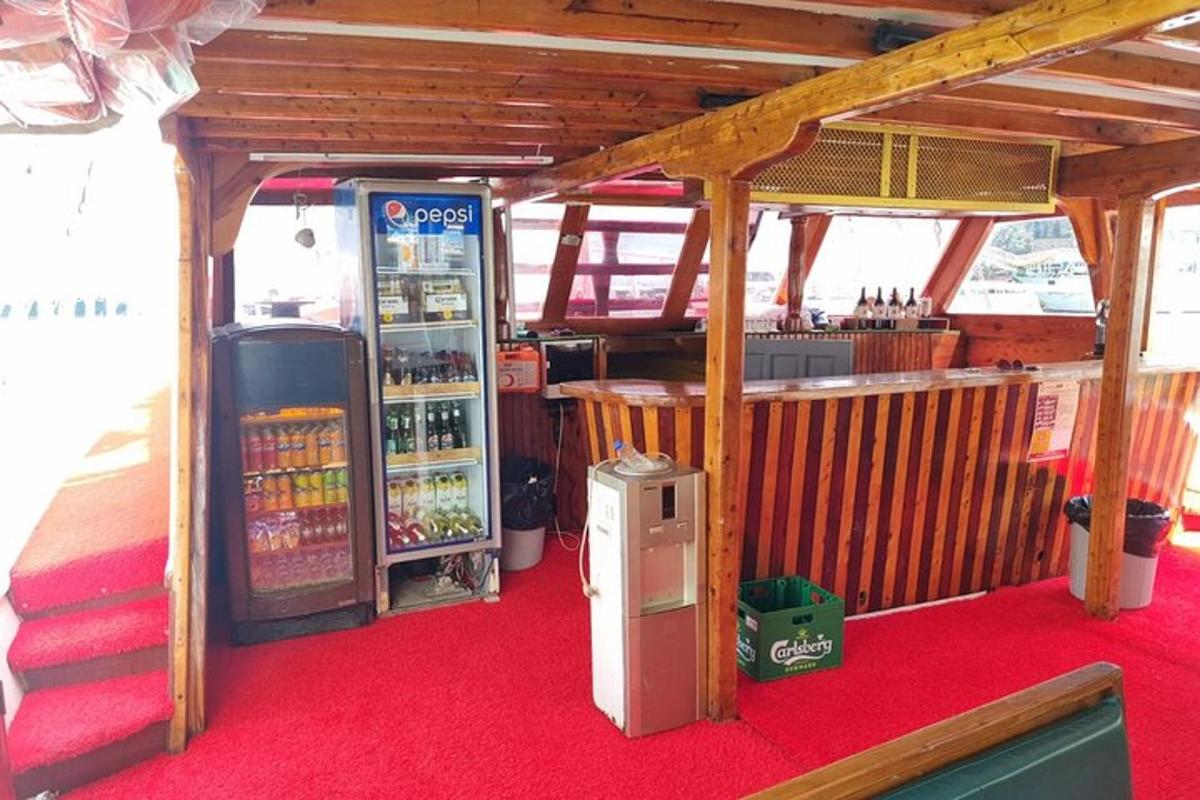 một quầy bar có tủ lạnh và máy bán nước ngọt