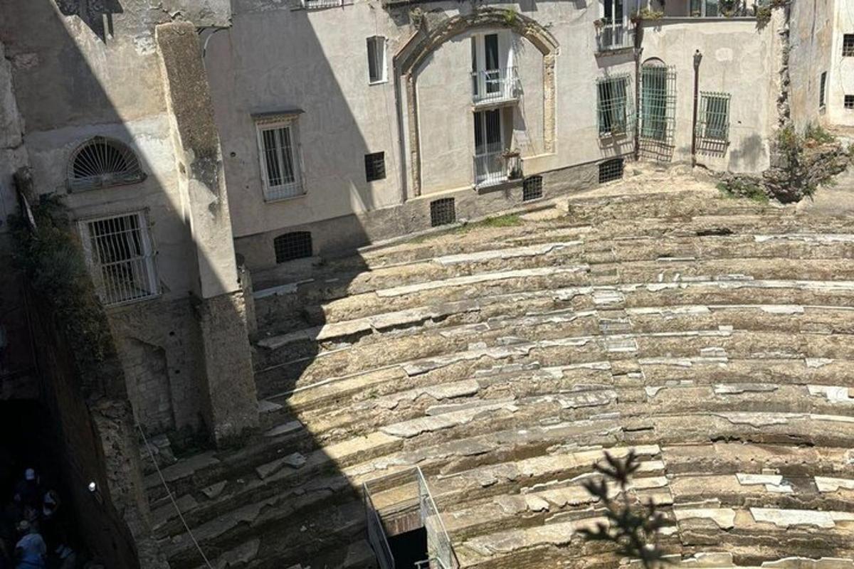 μια ομάδα από πέτρινες σκάλες μπροστά από ένα κτίριο