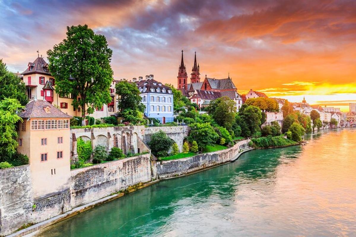 una vista di un fiume che scorre attraverso una città