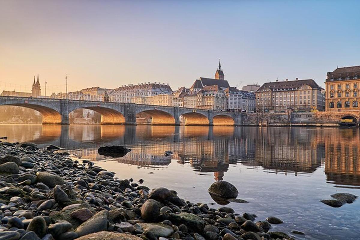 un ponte sopra un fiume in una città con edifici