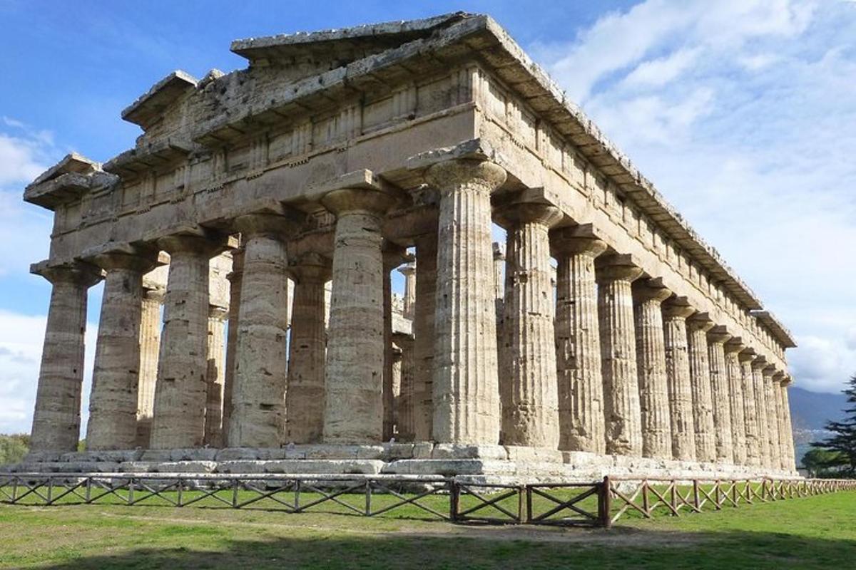 un antico edificio con colonne in un campo