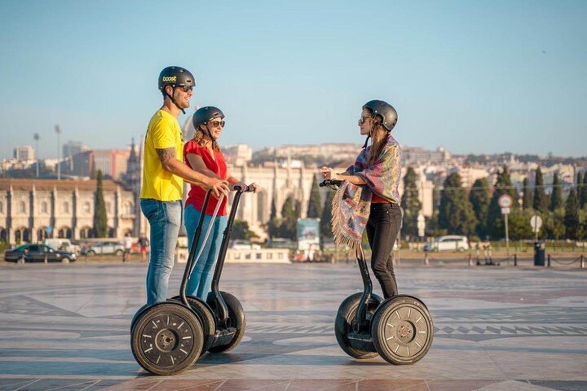 Þriggja manna hópur sem hjólar á Segway-hjólum