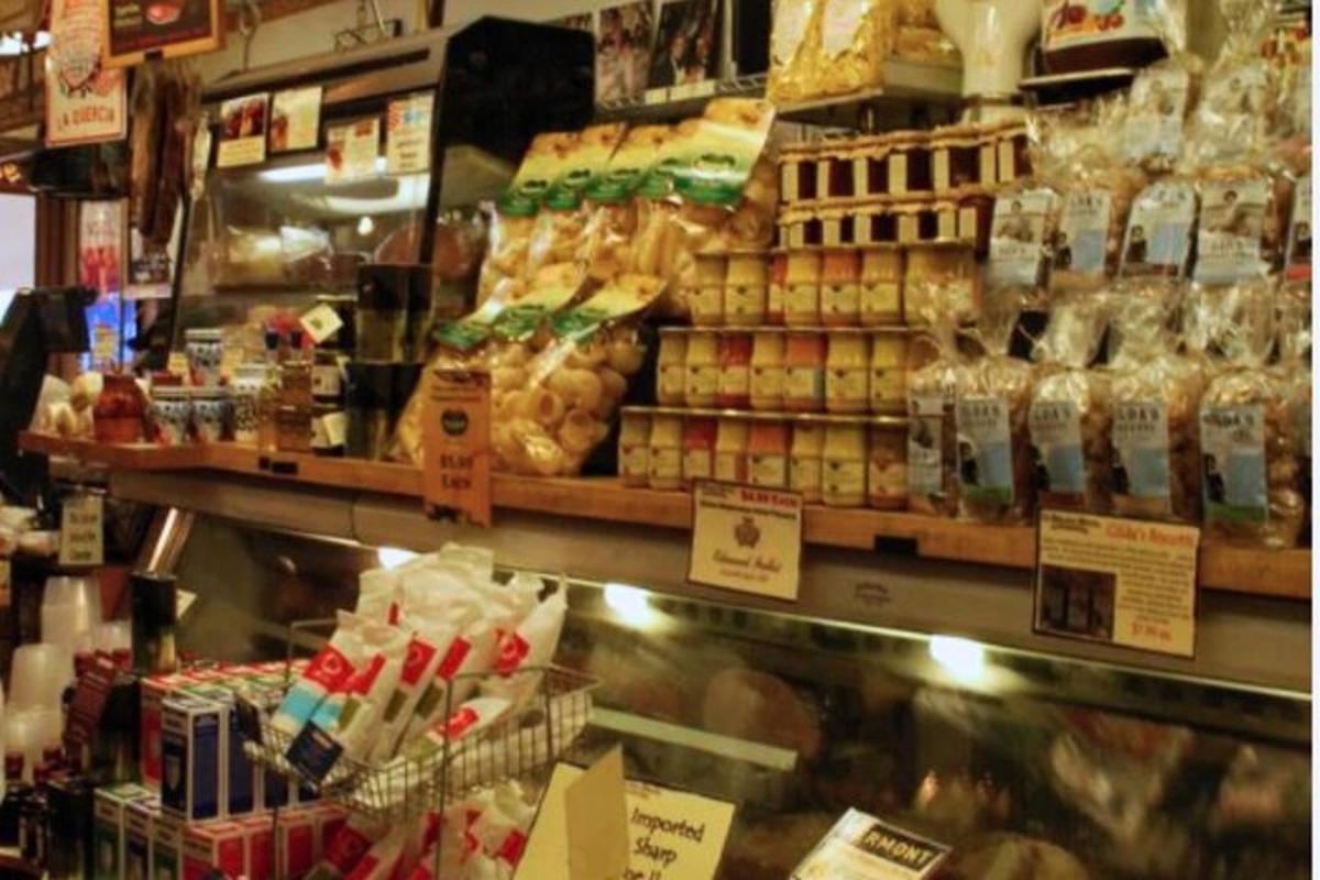 parduotuvė, pilna įvairių maisto produktų