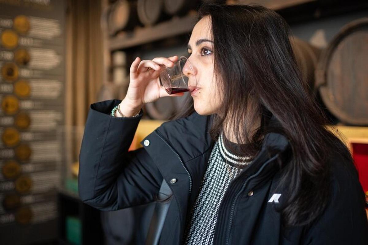 uma mulher bebendo de uma taça de vinho