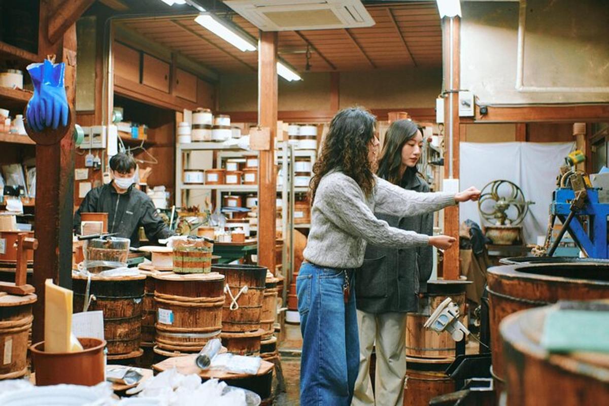 due donne sono in piedi in un negozio con dei barili