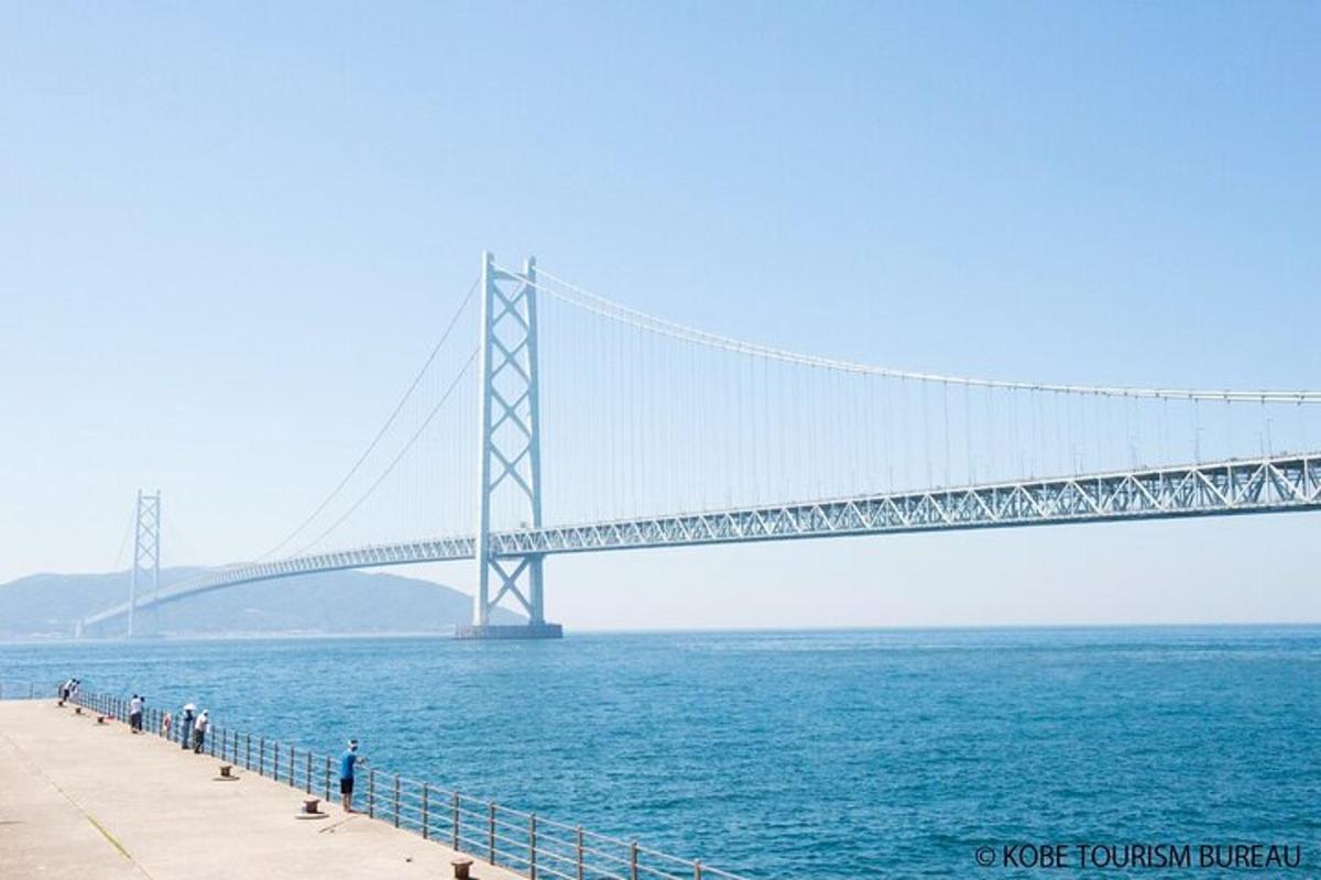 un pont sobre l'aigua amb gent dreta a la vorera