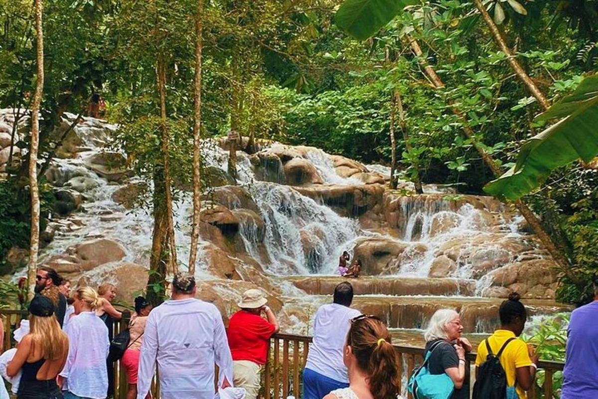 un gruppo di persone in piedi davanti a una cascata