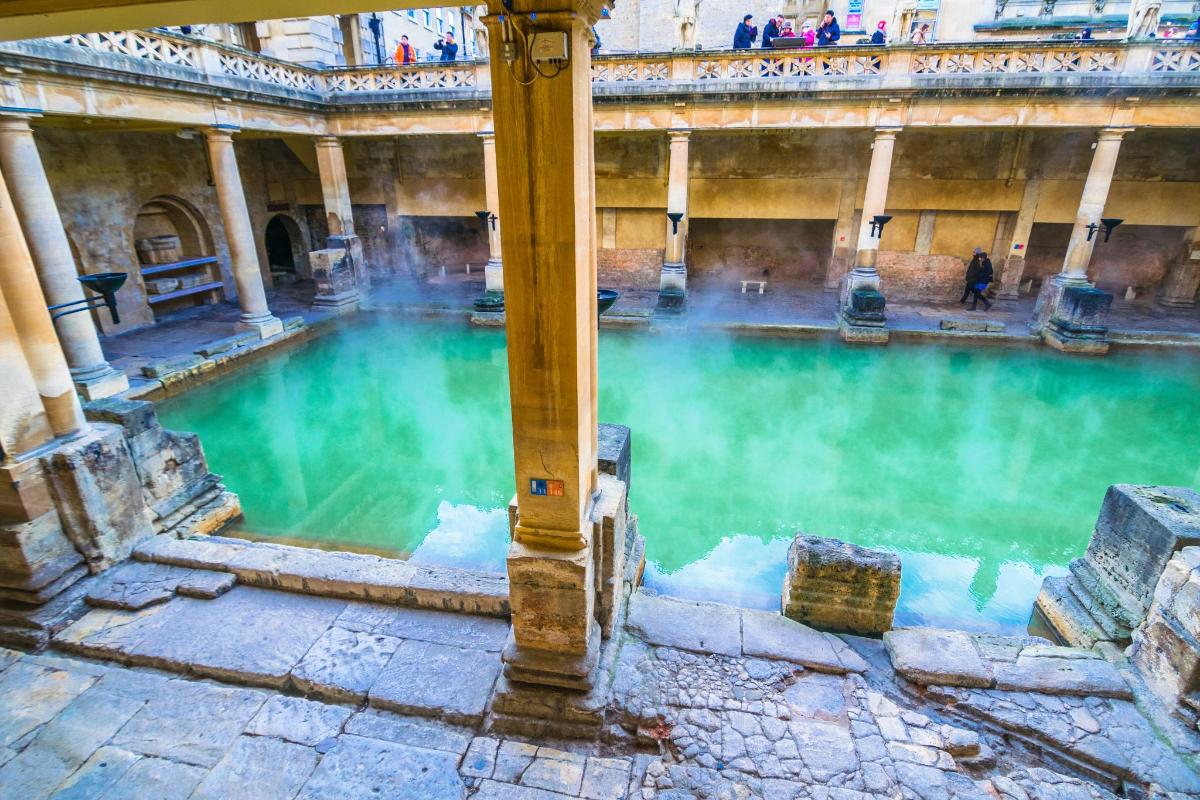 una piscina di acqua turchese all'interno di un edificio