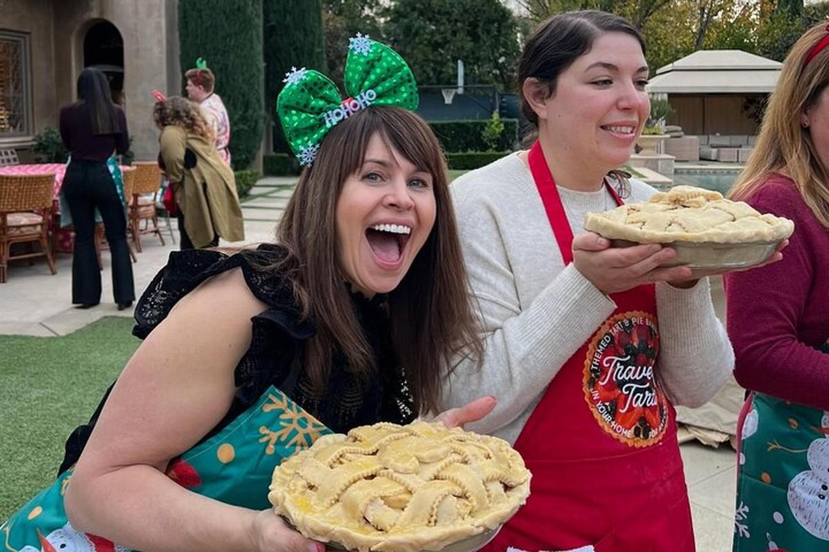 due donne tengono delle torte in mano