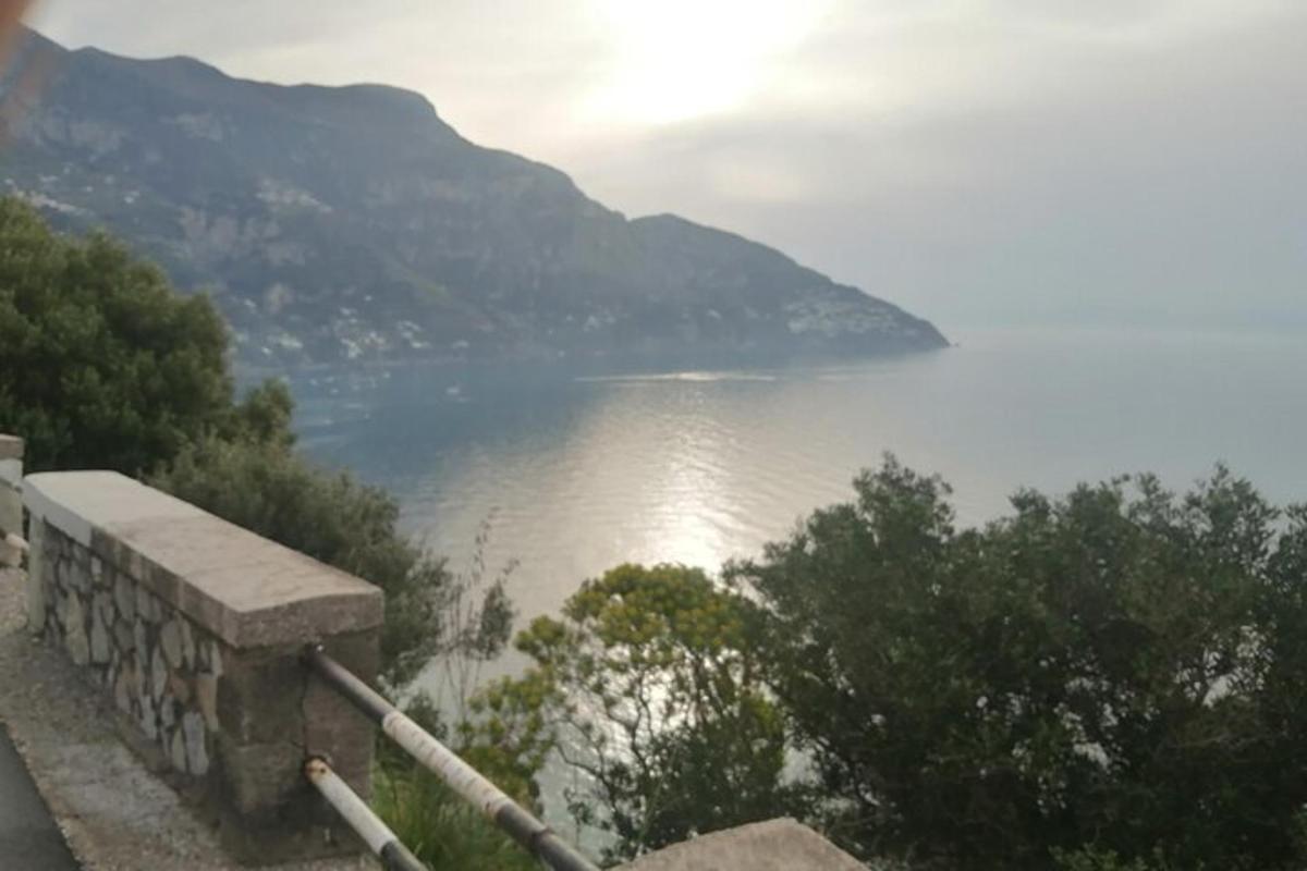 une vue d'un plan d'eau avec une montagne