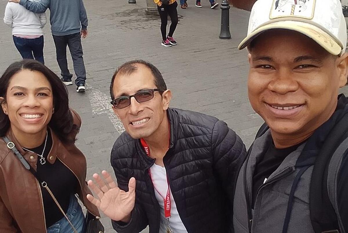 رجلين وامرأة يتظاهرون لالتقاط صورة