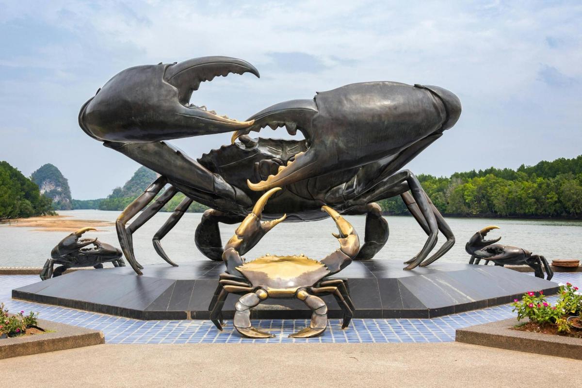 uma estátua de um caranguejo com a boca aberta