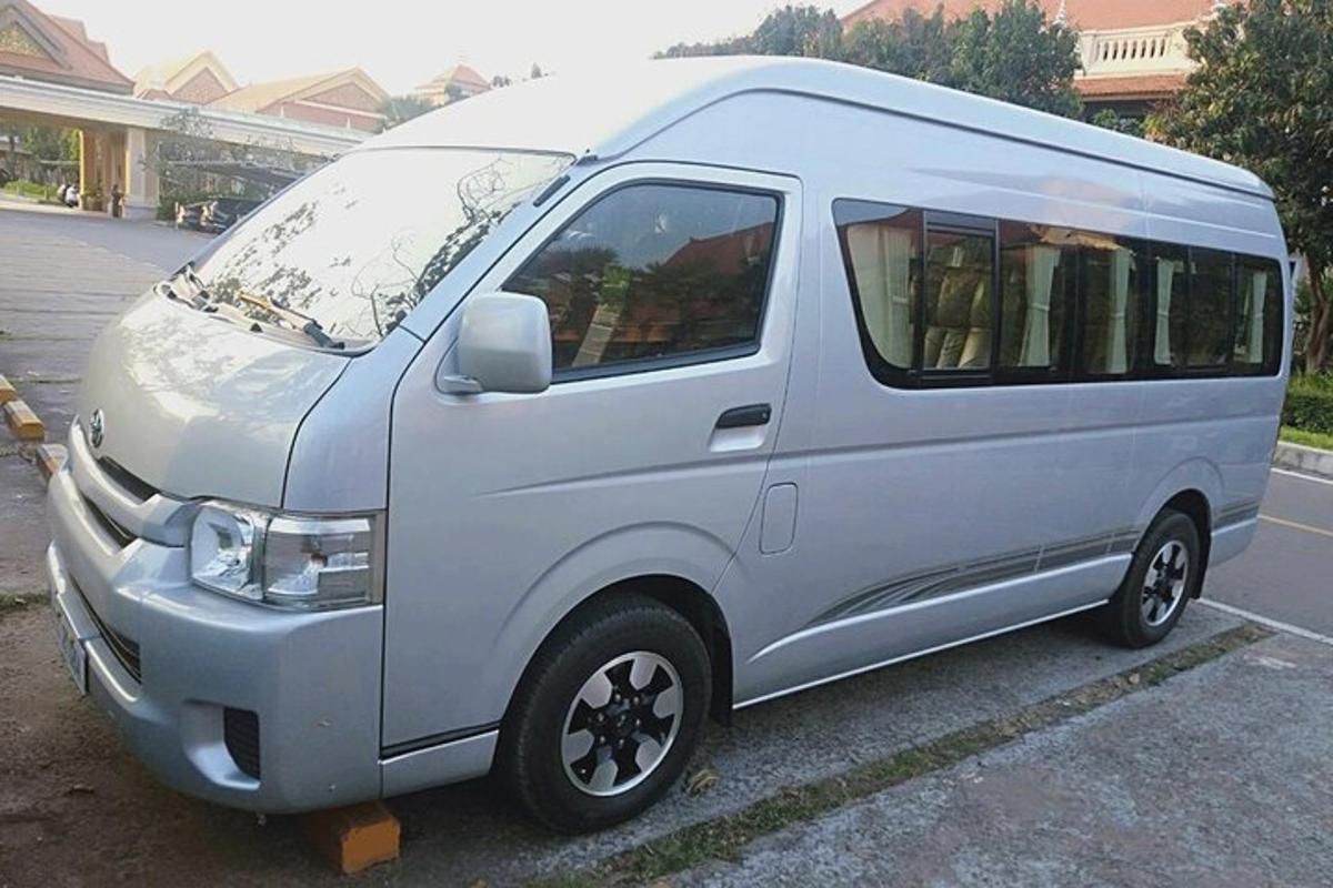 bílá dodávka zaparkovaná na parkovišti